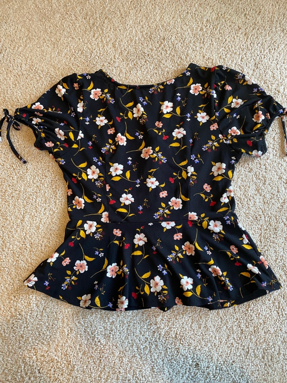 Black Floral Button-Front Peplum Blouse with Puff Sleeves - Picture 5 of 5